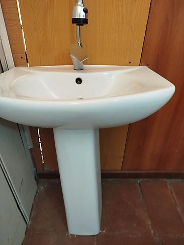 Ev və bağ: Hamam və sanitar qovşağı üçün ayaqlı keramik əl-üz yuyan lavabo. Dəstə — 1