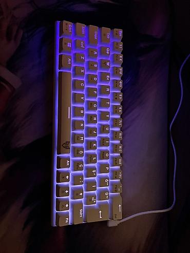 22-ədəd fərqli rəng düyümü var. Blue-switch klavyedi Kompakt RGB
