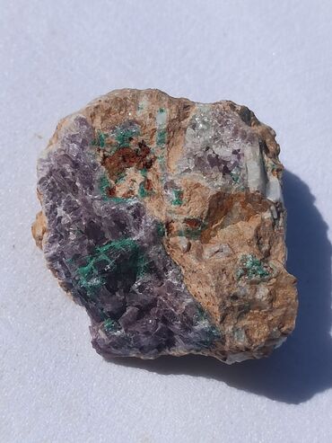 Kristali i minerali: Ovaj prirodni mineralni uzorak prikazuje kombinaciju zemljanih tonova — 29