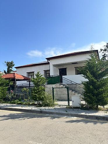 Həyət evləri və villalar: Dağ mənzərəli həyət evi – geniş eyvanlı Üstünlüklər: - Geniş terasda — 1