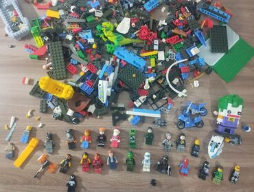 лего пластины: Набор различных деталей Lego, включая в себя как отдельные детали, так