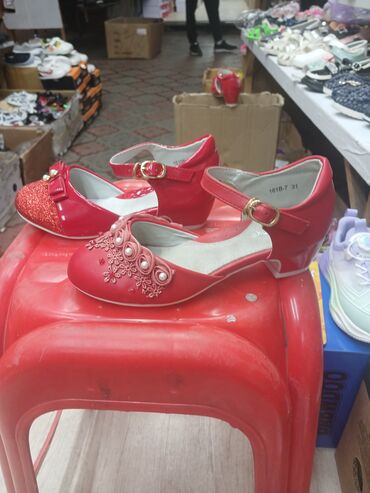 лакированные туфли: Каблук туфли девочковый золотистый и красный