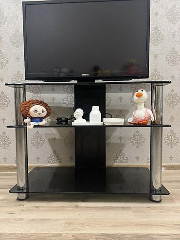 televizor alti alcıpan: - Məhsul: Şüşə TV stendi - Brend/Model: (stend) – 3 səviyyəli, qara — 1