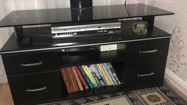 TV altlığı: Düz TV altlığı, Polkalı, Şüşəli