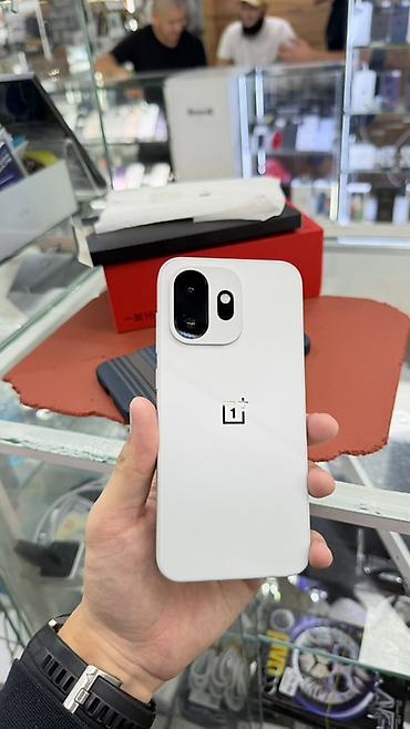one plas: OnePlus 15T, белый цвет - Экран: безрамочный с центральным вырезом — 1
