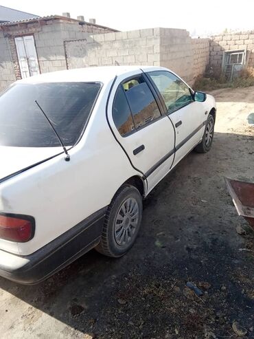 импреза врх: Nissan Primera: 1994 г., Седан