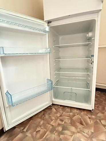 mini refrigerator: Холодильник Beko, двухкамерный, верхняя морозильная камера. Основные — 2