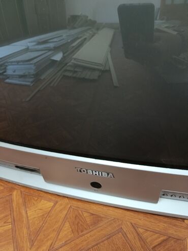 авто магинитол: Телевизор Toshiba с электронно-лучевой трубкой, выполненный в корпусе