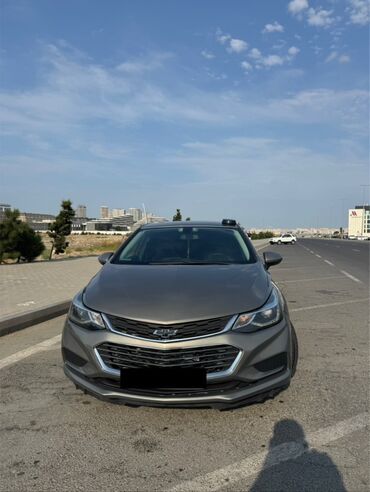 Bu tünd boz rəngli Chevrolet Cruze sedan, avtomobil yolunun kənarında