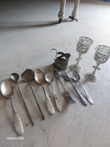çəngəl qaşıq dəstləri: Kolleksiya üçün vintage metal süfrə qabları və aksesuarlar dəsti