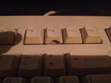 punjači za laptop: Compaq mis i tastatura

Taster F10 je polomljen sa strane.
Ispravni