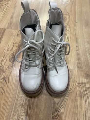 мужской зимний обувь: Продаю сапоги зима 
Размер 36 
Цвет Айвори
Пр Китай