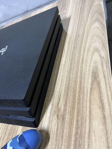 playstation 4 nece manatdir: Ps 4 Pro Evde İşlenib Usdunde 4 arginal oyunla bırge 2 pult Usde Cemi