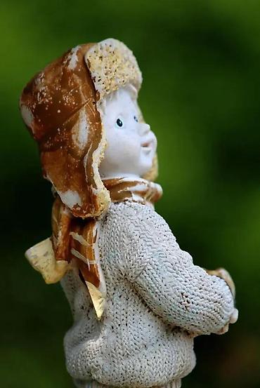 Figure: Vintage figura dečaka sa kapom i šalom 25 cm!. Prelepa figura dečaka u — 6