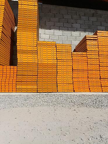 Аренда инструментов: Щиты опалубки, выполненные из прочного материала и окрашенные в яркий — 4