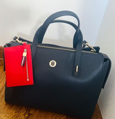 Handbags: Prodajem Tommy Hilfinger žensku tašnu, teget boje, dimenzije 40x24x14