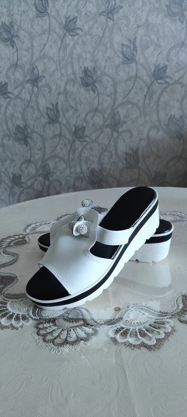 обувь белая: Продаю абсолютно новую летнюю обувь 38 размер. 800 сом