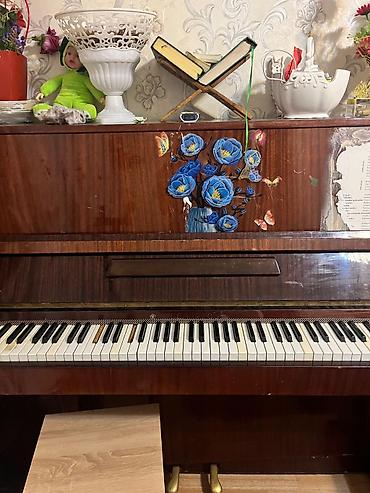 saz: Upright piano – klassik taxta korpus, parıltılı tünd-qəhvəyi finiş. - — 7