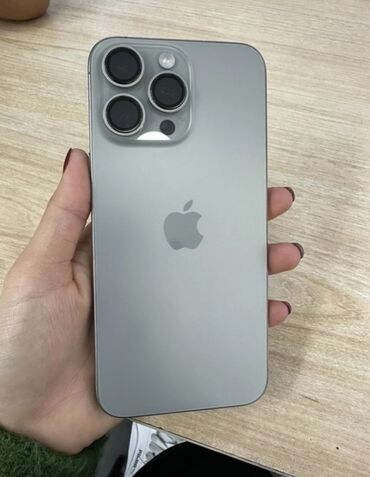 Apple iPhone: IPhone 15 Pro Max, Б/у, 256 ГБ, Серебристый, Защитное стекло, Чехол, Кабель, 86 %