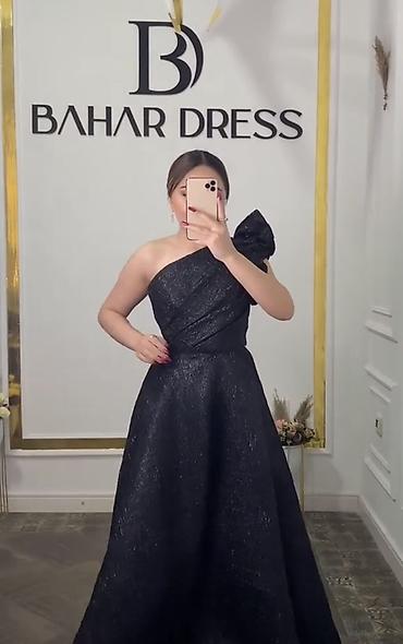 qar qizi paltari: Bahar Dress gecə geyimi – zərif qara rəngdə, asimmetrik birqollu — 1