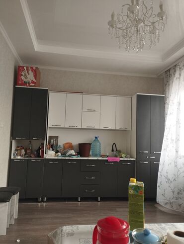 расположение кухонной мебели на кухне: Кухонный гарнитур в современном стиле, выполненный в двухцветном