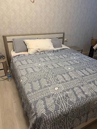 кровать со столом: Двуспальная кровать с 2 прикроватными тумбами и матрасом - Размер — 1