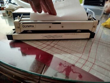 Stari uređaji: Olympia mehanička pisaća mašina sa koferom Nepoznato stanje. Mora — 4