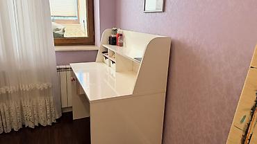mebel ustu: Uşaq/yeniyetmə otağı üçün yazı masası və üst panel rəflər - Rəng: ağ — 3