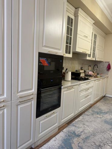 высокий стол: Кухонный гарнитур в классическом стиле - Фасады: филёнчатые, светлый