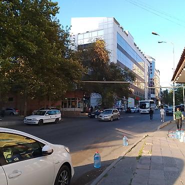 kafe stolari: Neftçilər metrosunun üstündə, magistral yolun kənarında, marşrut — 4