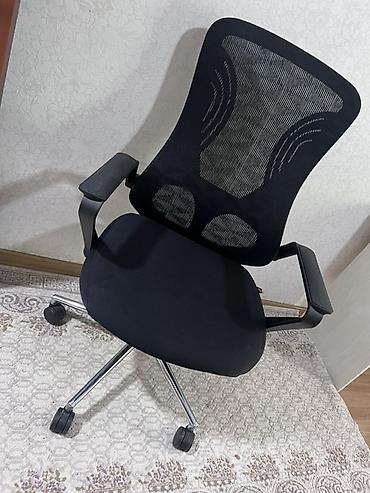 office table: Офисное кресло на колесиках, эргономичное, состояние идеальное. - — 2