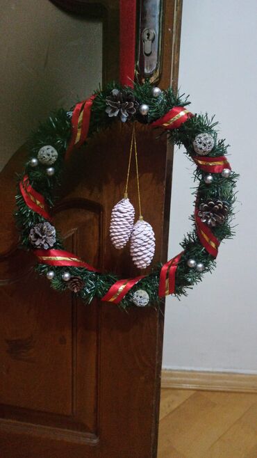 Yeni il oyuncaqları və bəzəkləri: Yeni il/qış temalı qapı bəzəyi – əl işi. Təsvir: - Dairəvi şam — 4