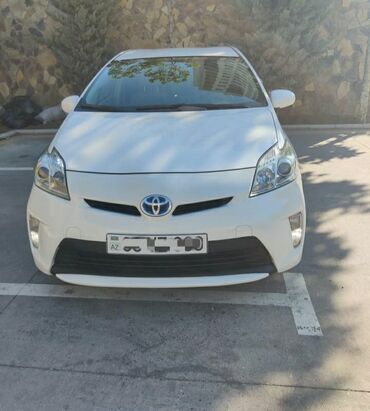 Toyota: Toyota Prius: 1.8 l | 2015 il Hetçbek