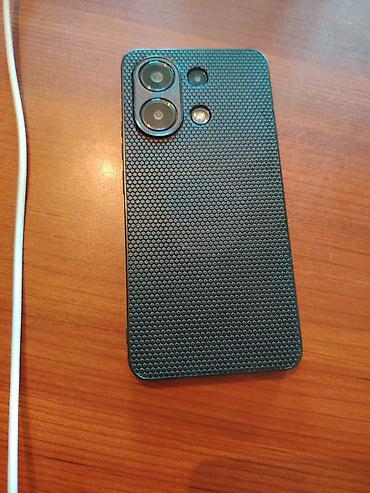 Smartfon – arxa qapağı qabarıq naxışlı qoruyucu örtükdə, ikiqat böyük