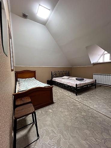 Комнаты: Гостиница. Номера в мансардном этаже с высоким потолком и окнами в — 4