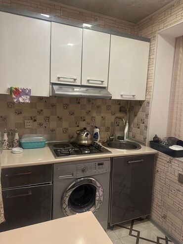 Mənzillərin satışı: Mənzildə mətbəx, yataq otağı, qonaq otağı və hamam otağı mövcuddur