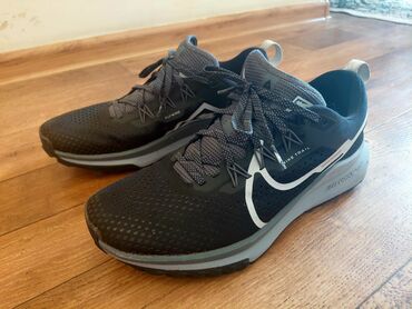 кроссовки 43 размер: Эркектердин кроссовкасы, 43, Nike, Колдонулган, Өзү алып кетүү
