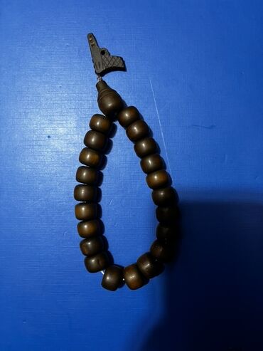 Бижутерия: Taxta təsbeh – iri dənəli, tünd qəhvəyi rəng, əl işi. - Material: ağac