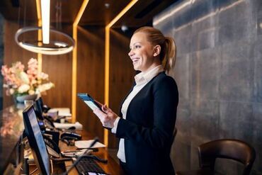 iş vakansiyaları part time: Хостес требуется, 30-45 лет, До 1 года опыта