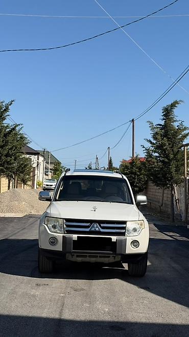 pajero mini: Mitsubishi Pajero (IV nəsil) – ağ rəngli, tam ölçülü 4x4 SUV. Əsas — 1