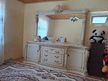 guzgulu mebel dəsti: Klassik üslubda iri ölçülü güzgülü konsol/bufet - Rəng: krem (qızılı — 4