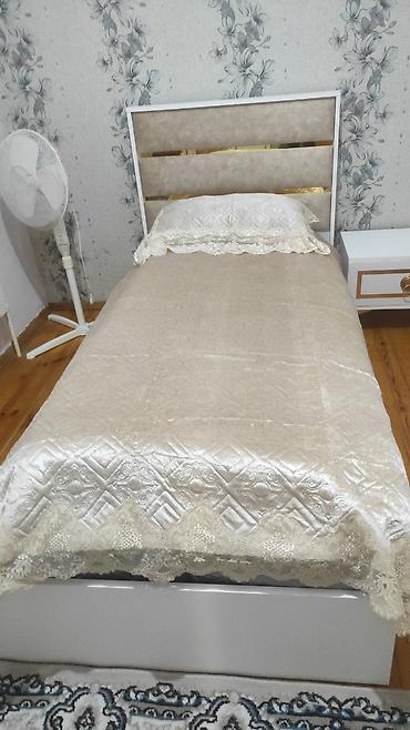 tum: Ağ-qızılı detallarla klassik üslubda yataq dəsti. Komplekt: - Tək — 1