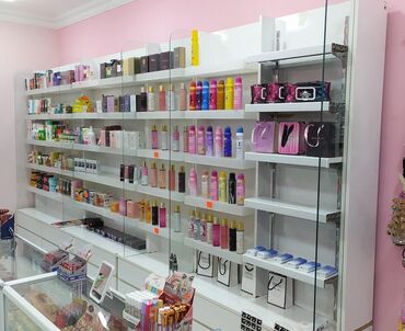 magaza vitrinleri satilir: Parfumeriya Mağazasında dest mebeller satılır 12 13 metirdir ideal