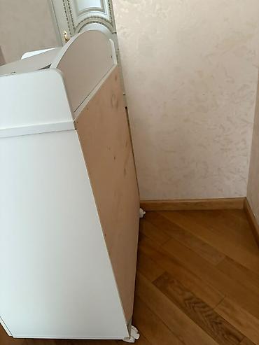 tekerli stol: Uşaq otağı üçün ağ komod – çevrilə bilən alt dəzgahli model - — 4