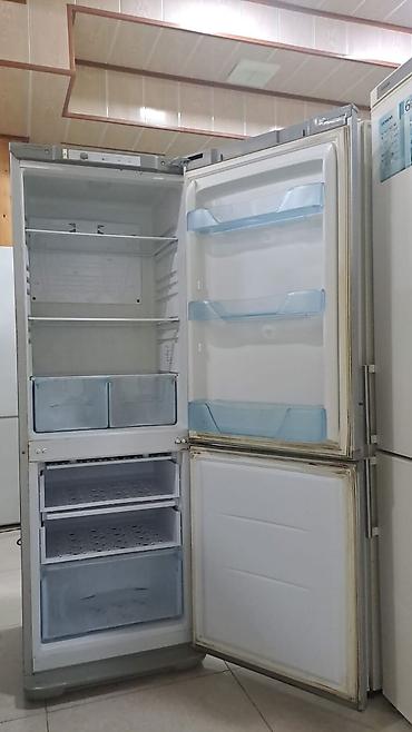mini xolodenik: Altı qapılı, aşağıda dondurucu bölməsi olan iki qapılı soyuducu. - — 2
