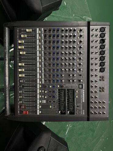 Səs gücləndiriciləri: Samson TXM16-3000W Stereo gücləndirilmiş mikser pultu. Bu, 8 kanallı