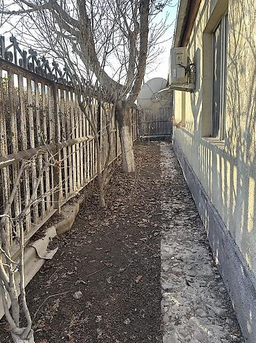 Продажа коттеджей и домов: Продаётся жилой дом с большим навесом и двориком. Адрес:Г.Бишкек ж\М — 6