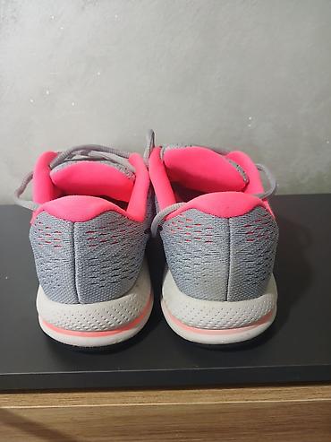 celika: Nike Air Zoom Vomero 12 – ženske patike za trčanje - Veličina: na — 5
