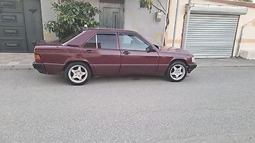 190 pribor: Mercedes-Benz 190 (W201) sedan, tünd bordo rəngdə. Xüsusiyyətlər: - — 1