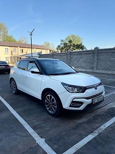 jak авто: Компактный кроссовер Ssang Yong Tivoli белого цвета с черной крышей и — 1